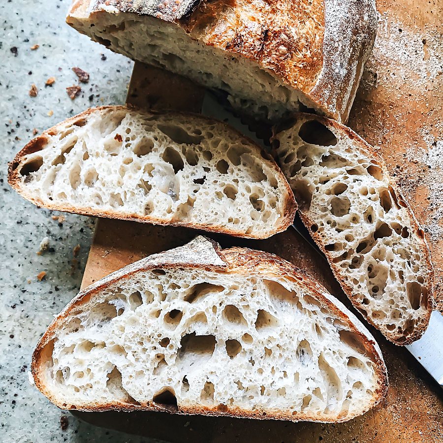 Mie alvéolée d'un pain au levain